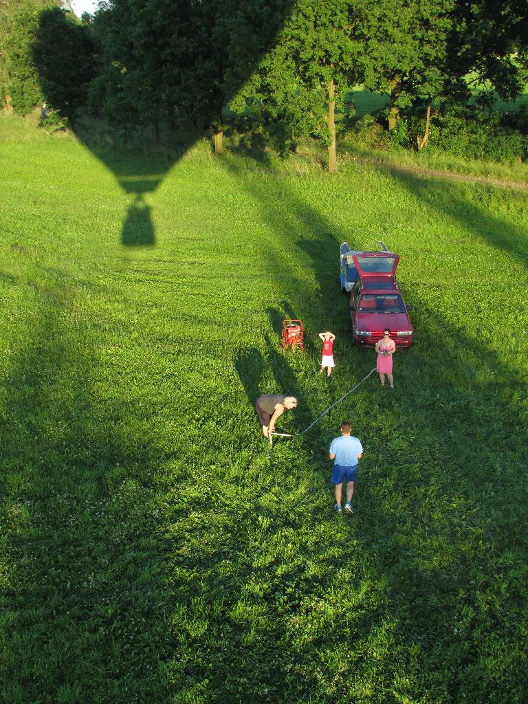 Balon je odvázán od auta a startujeme