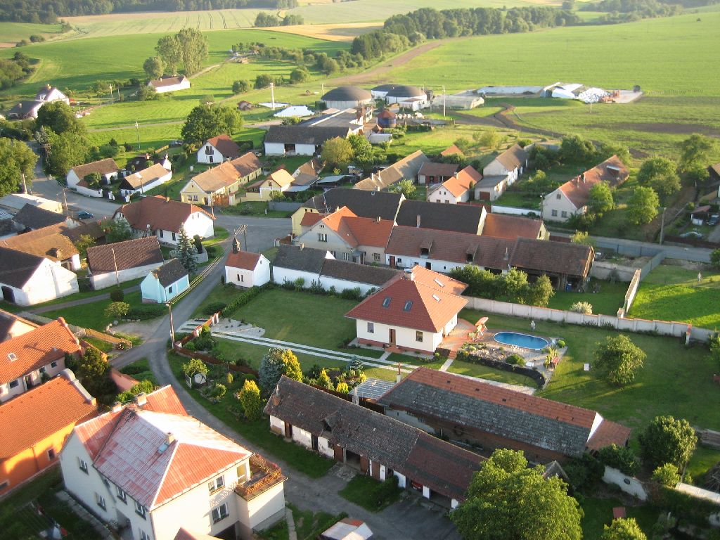 Vítr nás nese přes vesnici