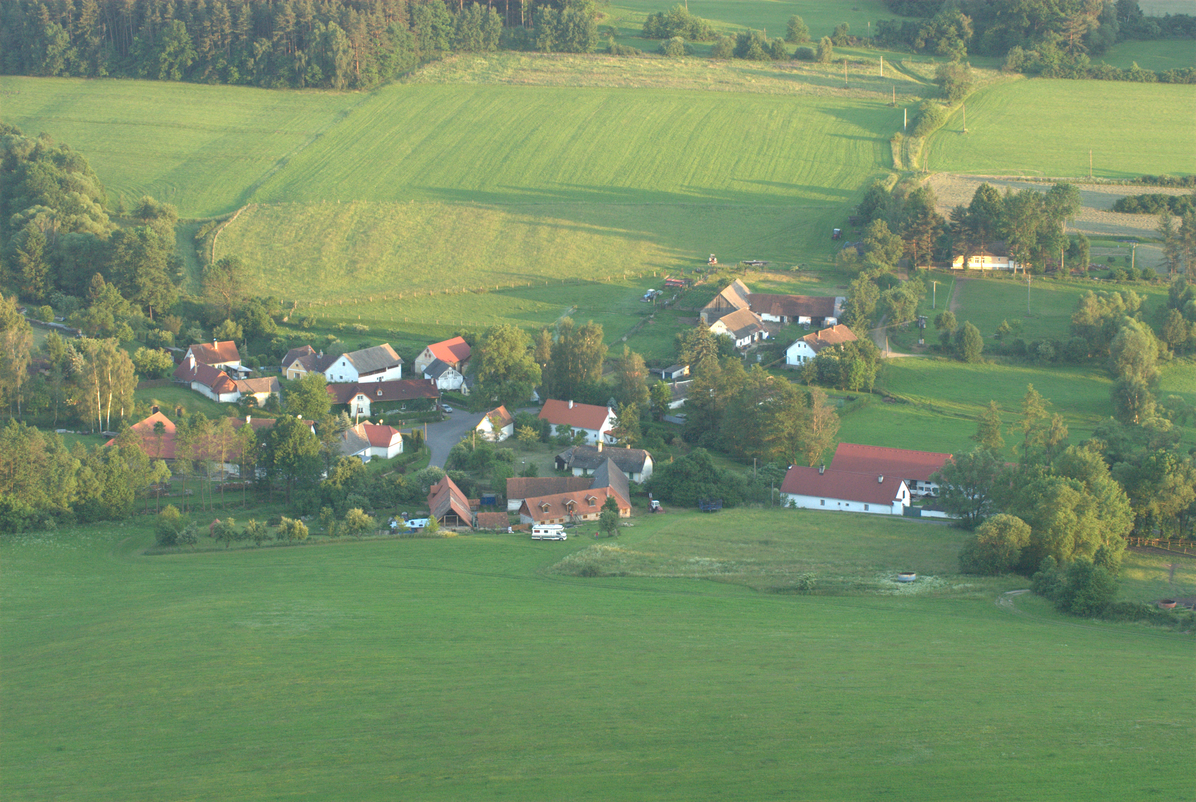 Míjíme poslední vesnici - jdeme dolů